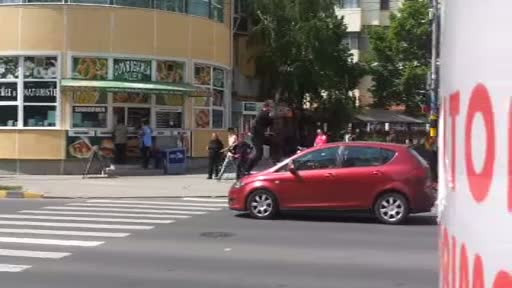 Un barbat cu probleme psihice a bagat spaima in soferii din Focsani. A sarit pe masinile din trafic