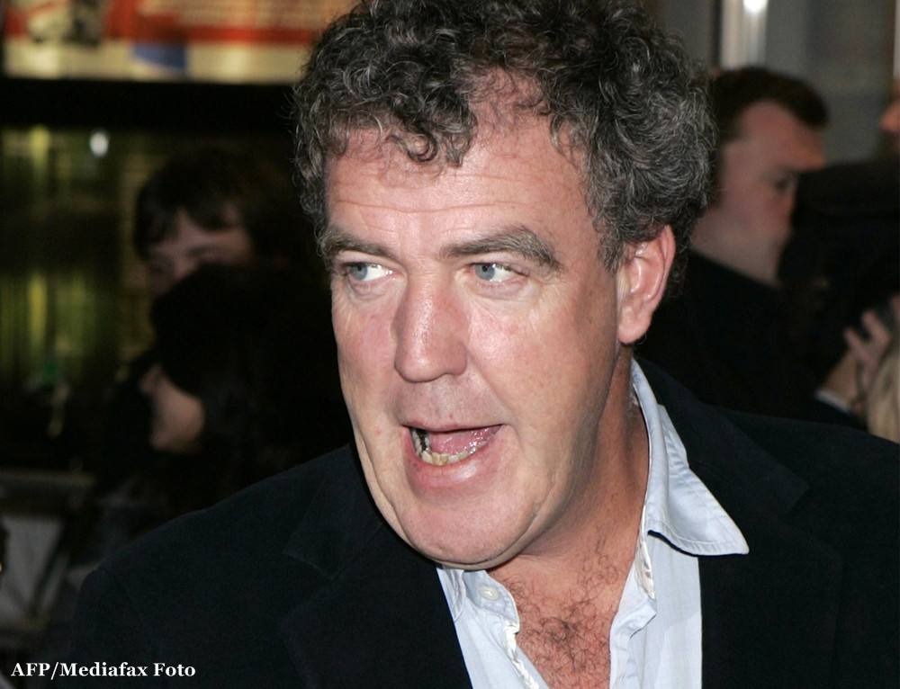 Prezentatorul Top Gear, Jeremy Clarkson, fotografiat in timp ce isi insela sotia cu o alta femeie