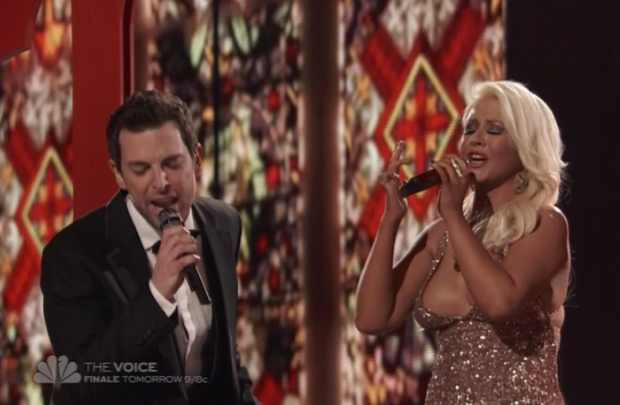 Niciun barbat nu a mai auzit-o cantand. Christina Aguilera a oferit o priveliste AMPLA in decolteu