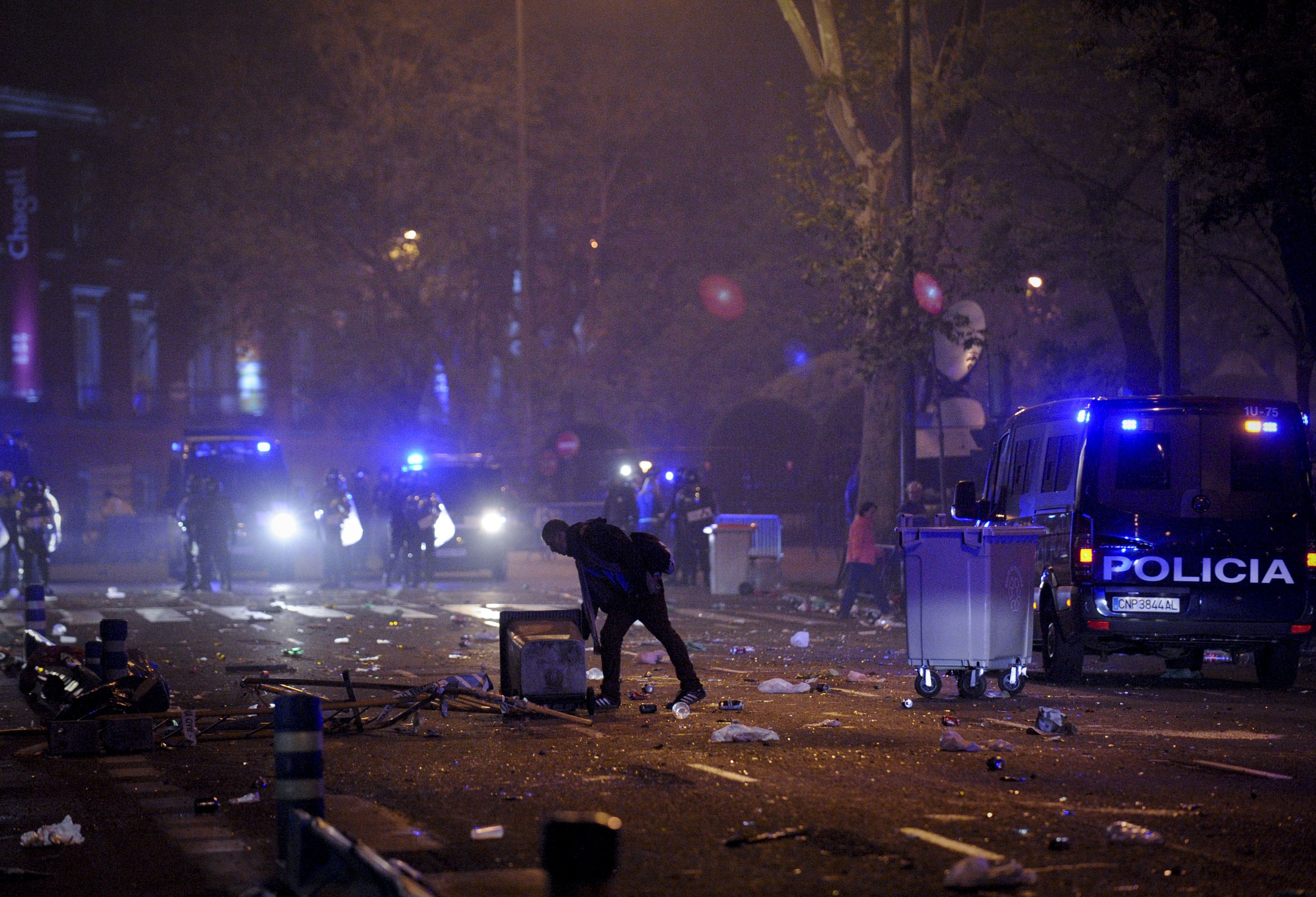 Cuminti in Romania, huligani la ei acasa. Fanii lui Atletico Madrid s-au incaierat cu jandarmii