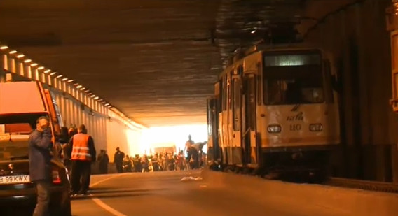 Marturii din tramvaiul 2 din Pasajul Lujerului. "Am crezut ca acolo mor. Am spart usa cu piciorul"