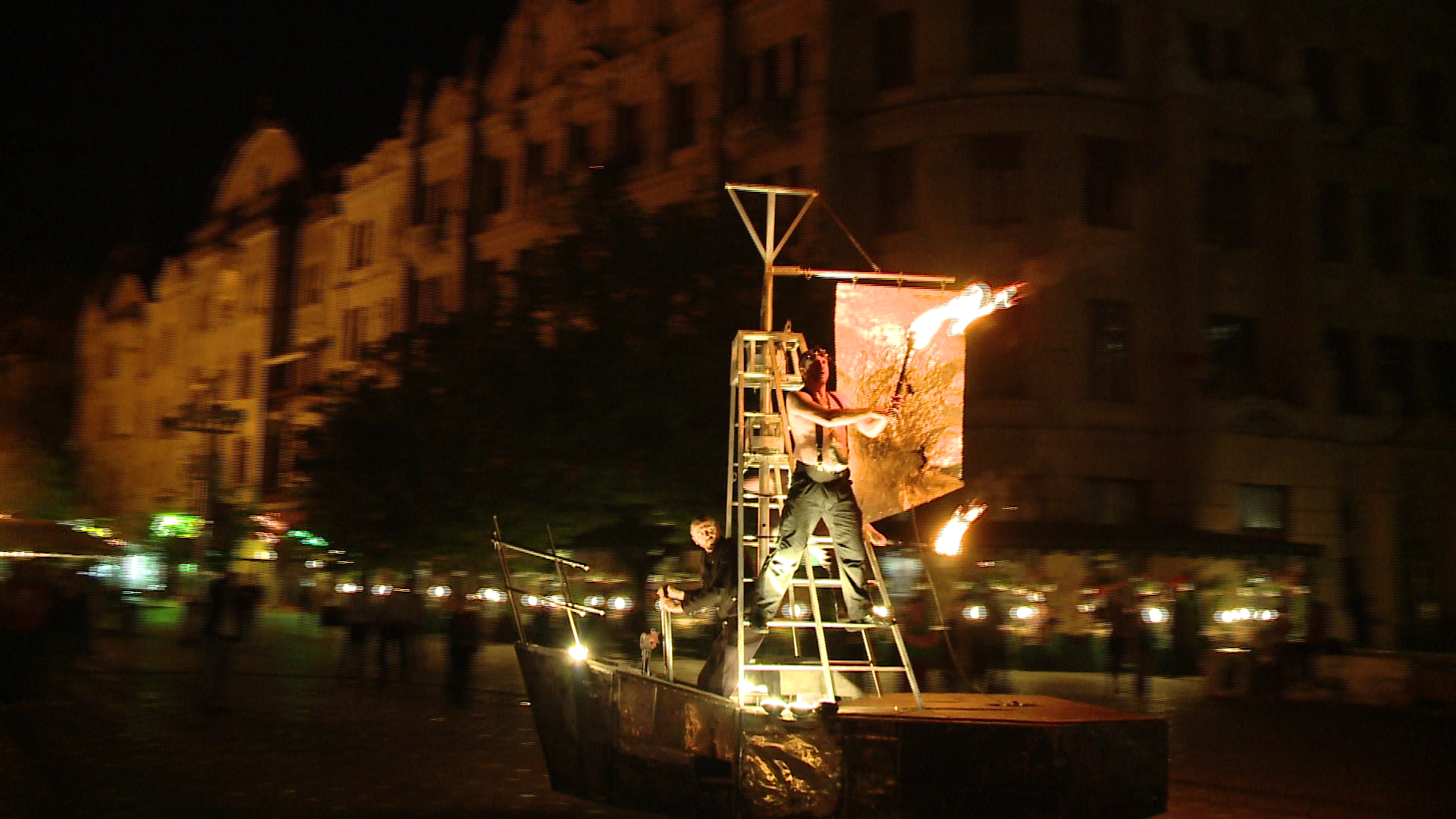 Corabia cu arta a navigat in centrul Timisoarei. Sute de oameni au admirat spectacolul inedit