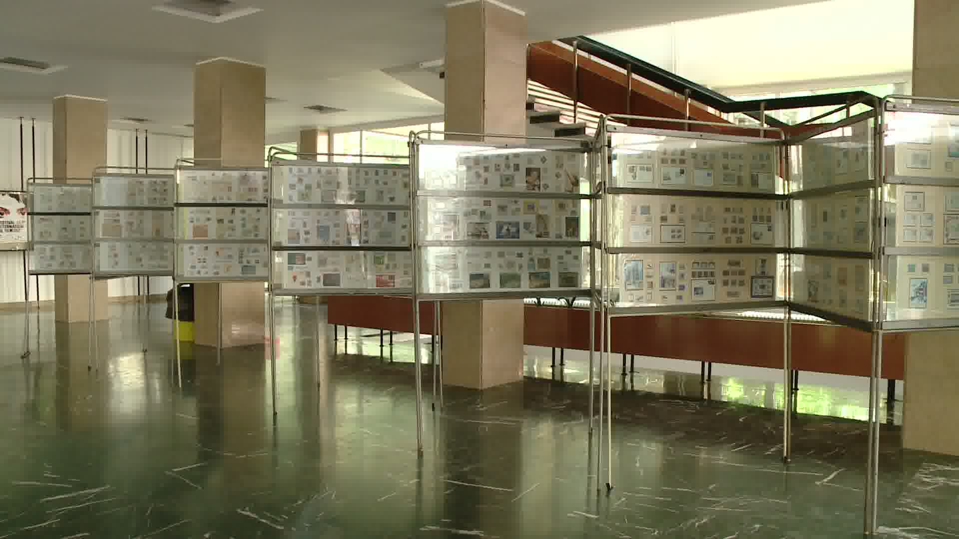 Colectie impresionanta de timbre. Expozitia poate fi admirata in holul Universitatii de Vest