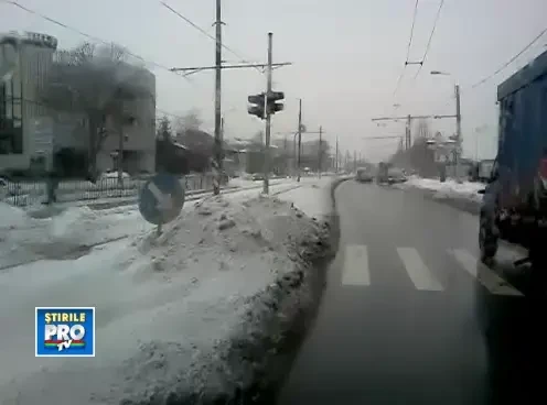 VIDEO. Oare care este explicatia pentru ce face acest sofer de ambulanta, in Romania?