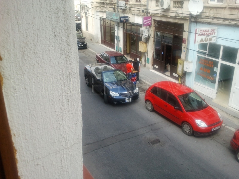 FOTO. Ce face un smecher din Craiova dupa ce isi parcheaza masina decapotabila in mijlocul strazii