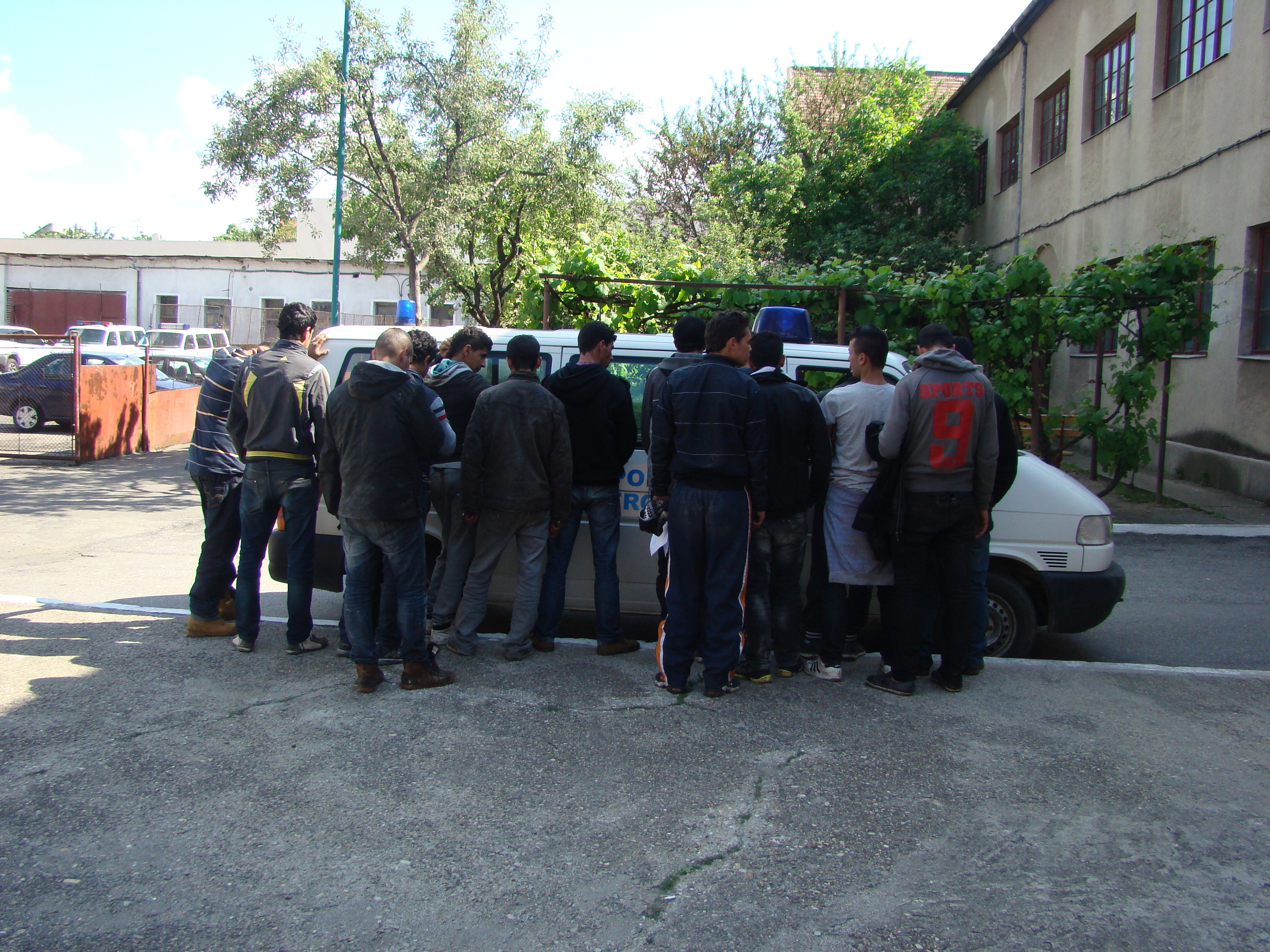 Alti 16 algerieni au fost prinsi cand incercau sa treaca granita ascunsi sub platforma unui tren