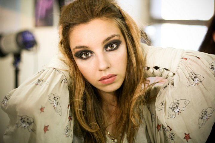 Cum s-a apucat de teatru, de ce este indragostita de Bucuresti si de ce alege barbatii cu defecte noi noute :) INTERVIU cu Ilinca Manolache