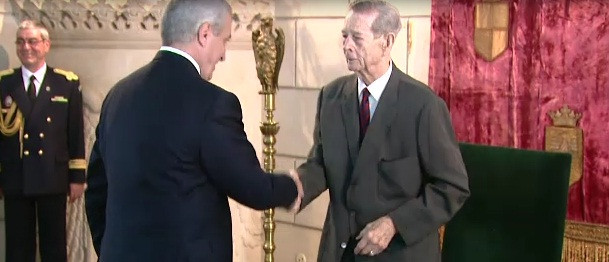 Ceremonie emotionanta la Palatul Elisabeta. Mai multi politicieni, decorati de Regele Mihai