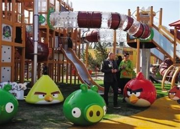 Jocul care a innebunit lumea devine parc de distractii. Cum arata Taramul Angry Birds VIDEO