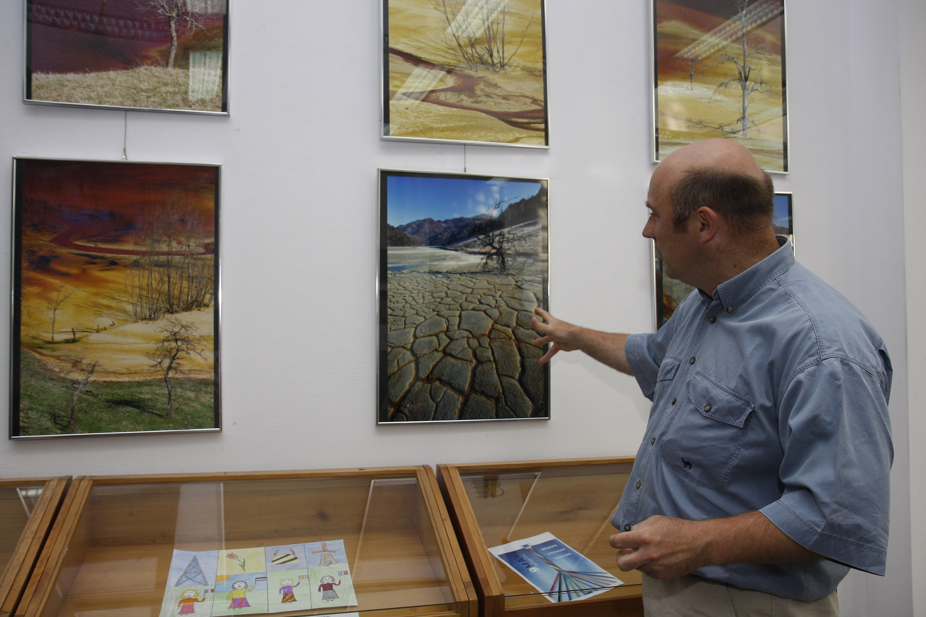INEDIT. Fotografii care prezinta hainele colorate ale mortii, expuse la Cluj