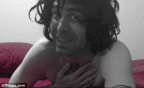 "Am vrut s-o distrug". Ce a postat un barbat pe internet ca sa se razbune pe iubita