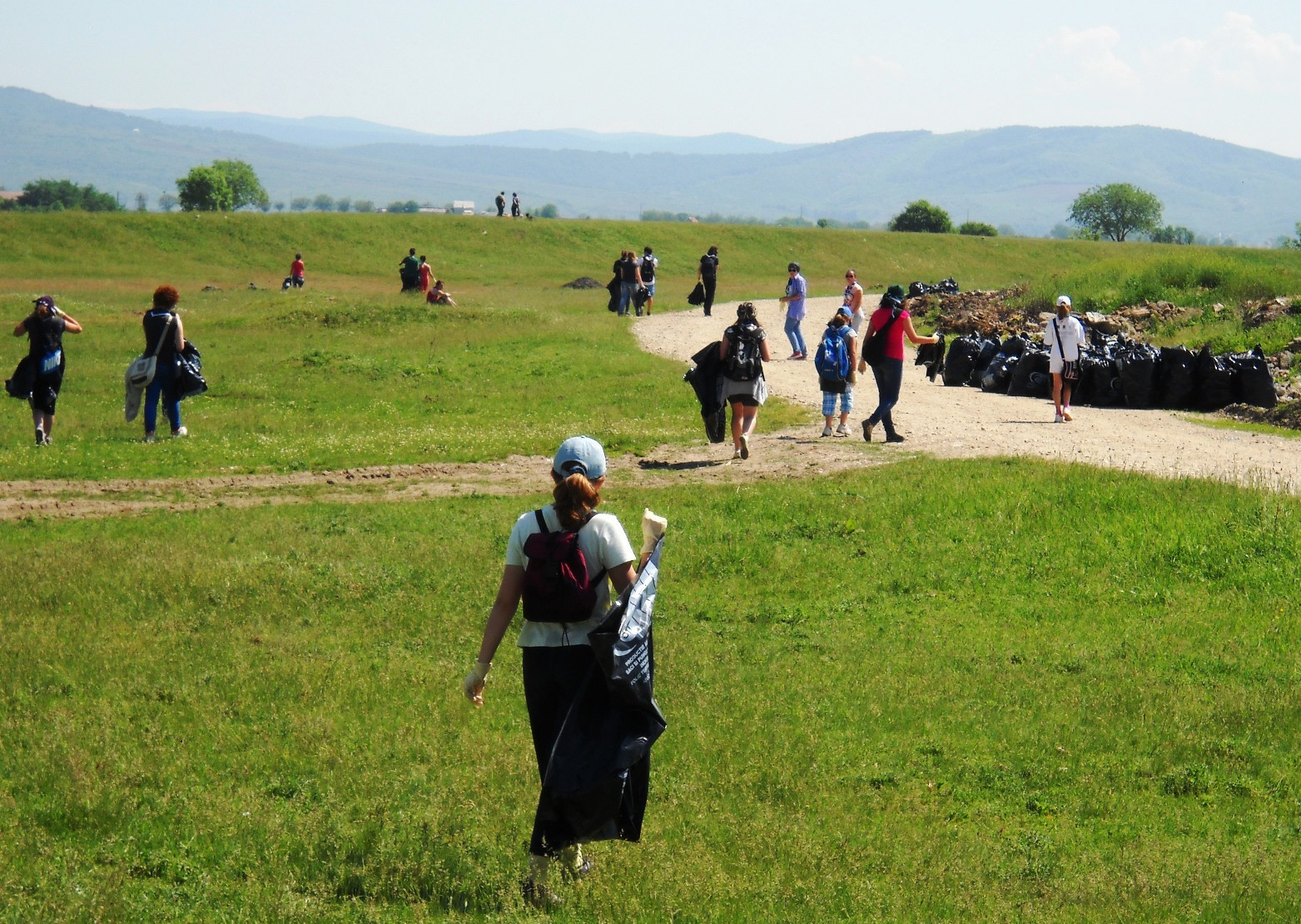 Detinuti si jandarmi,cot la cot la actiuni de ecologizare.Cati aradeni au declarat razboi deseurilor