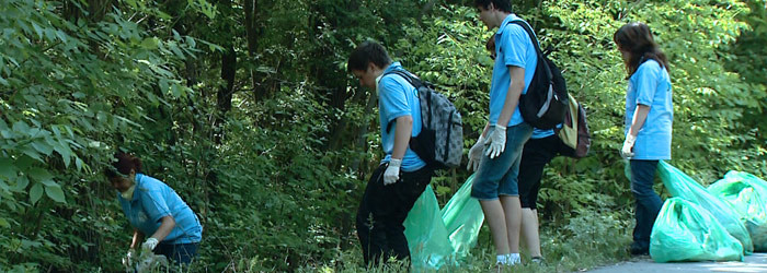 Let's do it, Romania: 140.000 de romani au strans din paduri canapele, saltele, haine si medicamente