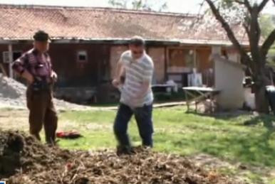 Treziti in zori si pusi la munca in gospodarie. Turistii straini au experiente unice in Romania