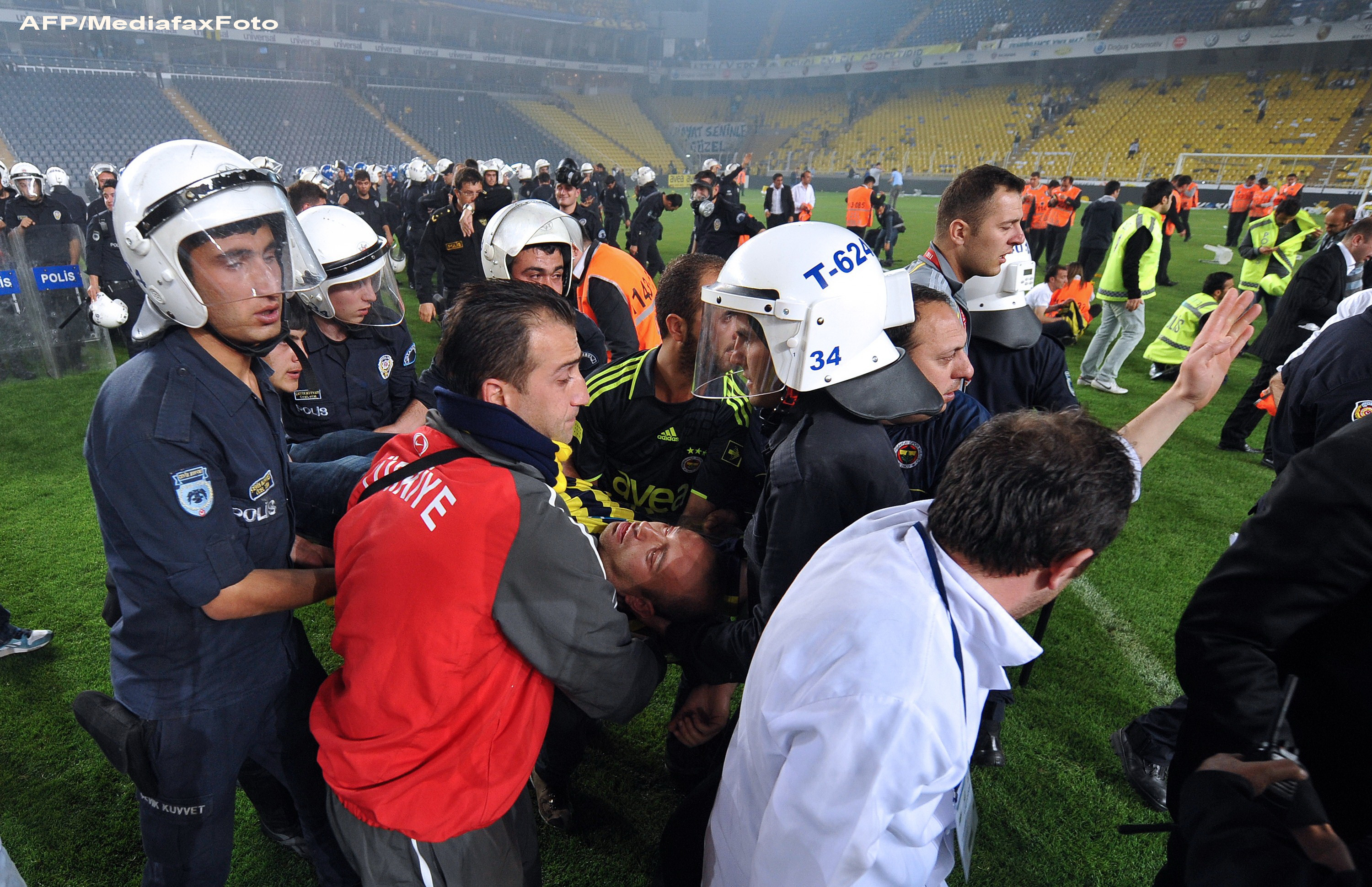 Violente incredibile dupa meciul Fenerbahce-Galatasaray. Scene de razboi intre suporteri si politie