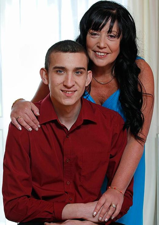 "Copiii mei m-au renegat, dar ce conteaza, sunt fericita". Cine sta alaturi de aceasta femeie