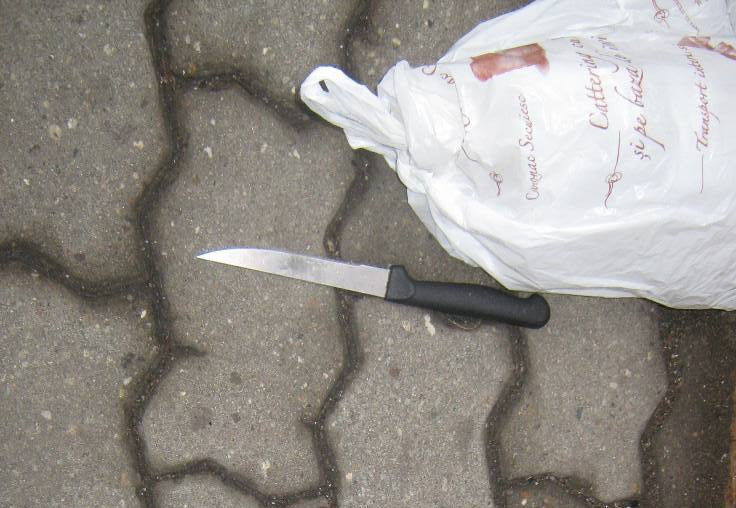 In plina zi, se plimba cu un cutit si sapte cartuse pe strada. Iata unde isi ascundea arma