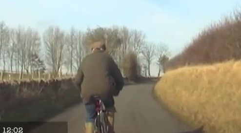 Imaginea zilei in Anglia. O femeie alearga si bate un biciclist pentru ca se misca "prea incet"