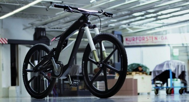 Ambulanta pe doua roti. Un paramedic de 17 ani acorda primul ajutor celor afectati de canicula