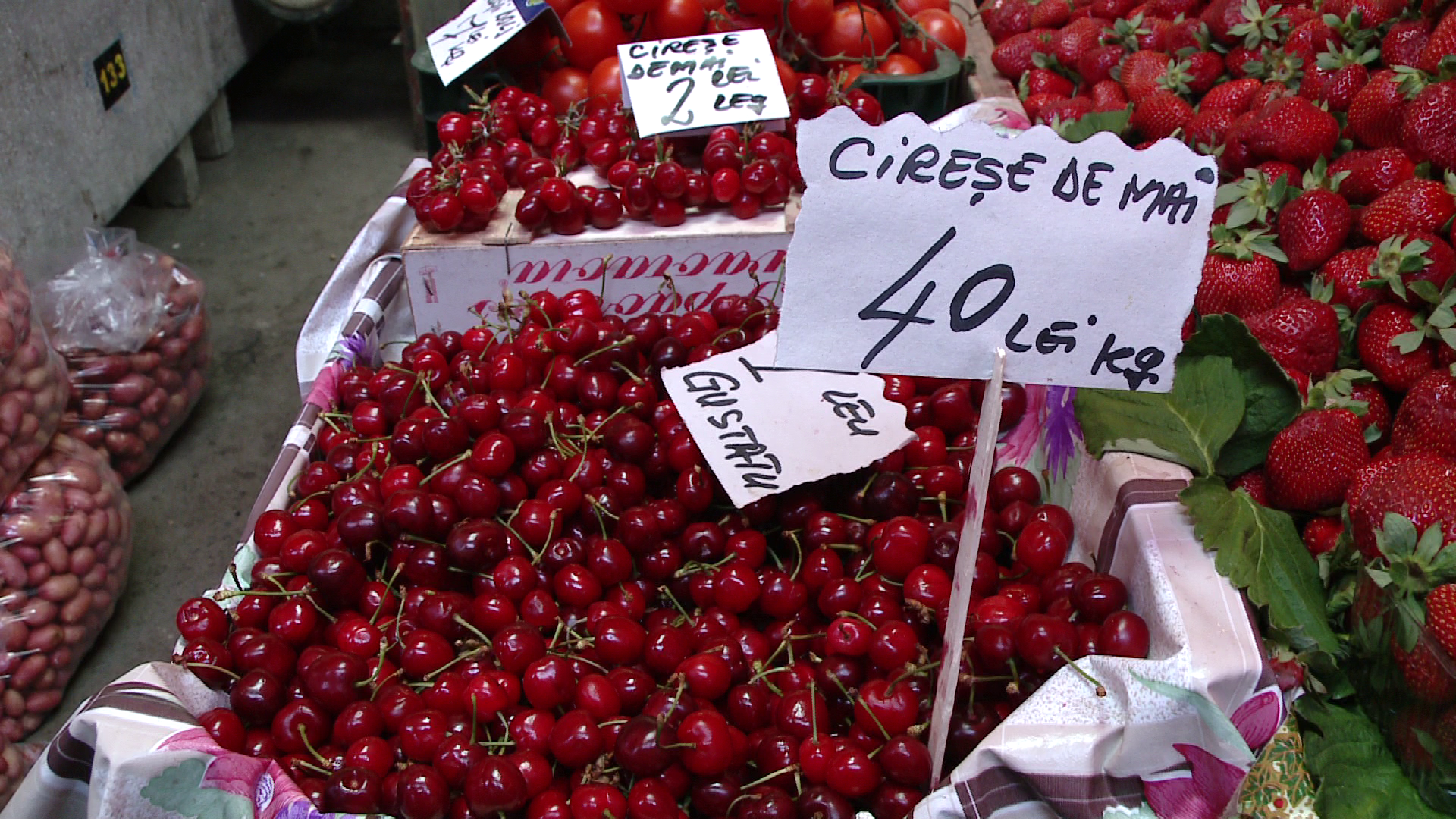 Degustatul de cirese se plateste! Astfel incearca vanzatorii din piete sa nu isi iroseasca marfa