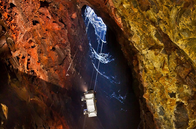 FOTO. Premiera mondiala: turistii pot vizita interiorul unui vulcan, pana in camera cu magma