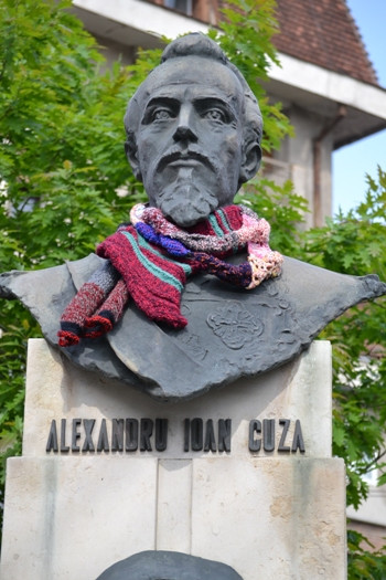 Statuile clujene poarta caciuli si fulare