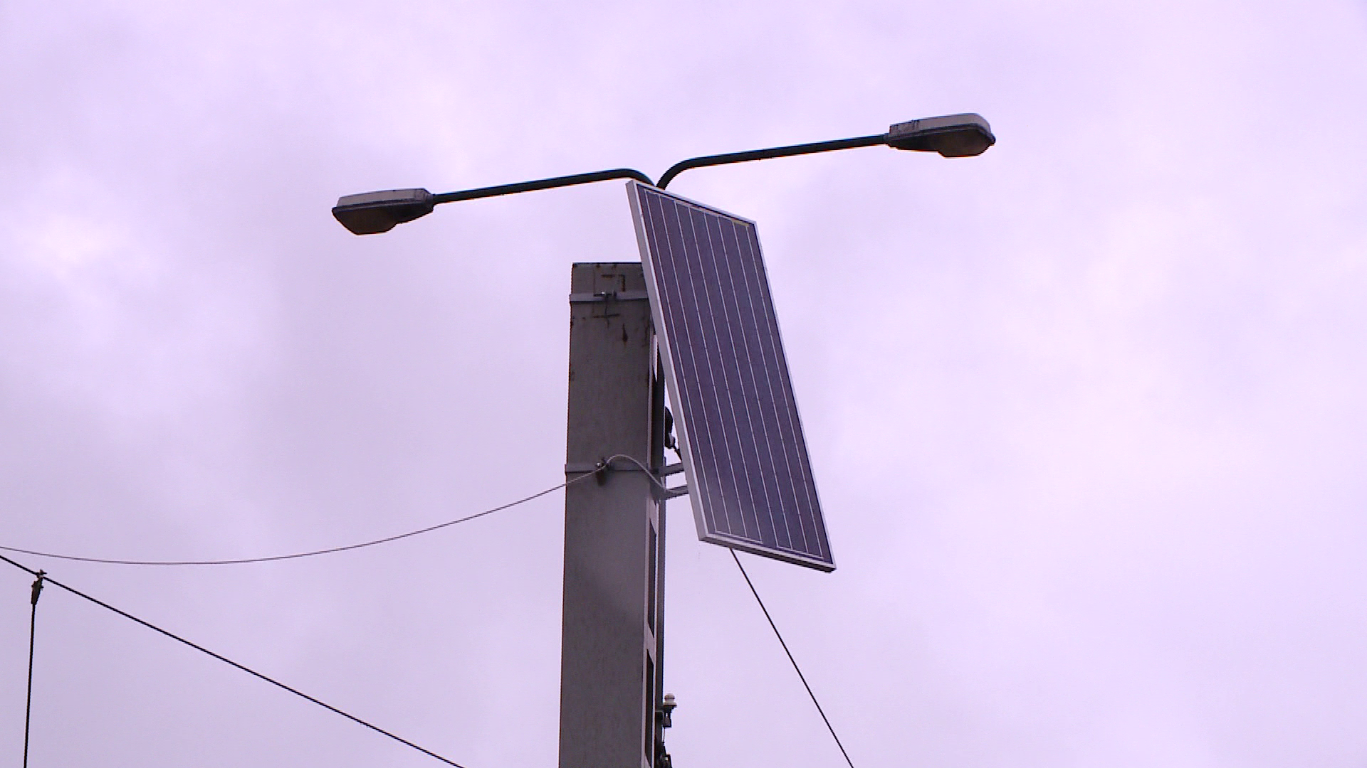 Economie de curent. Panourile informative din statiile RATT vor fi alimentate cu energie solara