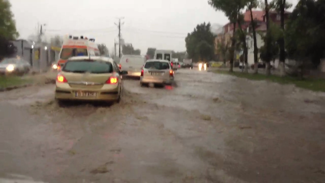 De cate minute are nevoie o ploaie torentiala pentru a ingenunchea Capitala. Valuri prin Bucuresti
