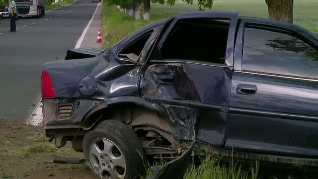 Un politist a murit, iar altul a fost grav ranit dupa ce masina in care se aflau s-a izbit de un pom
