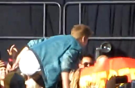 Justin Bieber a ramas fara pantaloni pe scena. VIDEO