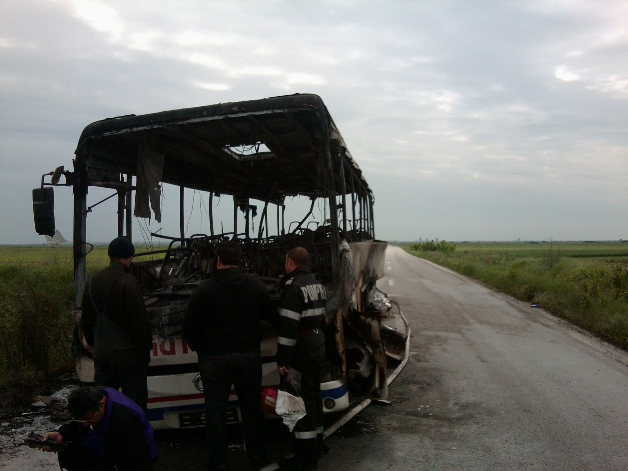 Un autobuz s-a facut scrum, langa Teremia Mare. Afla cum a fost posibil