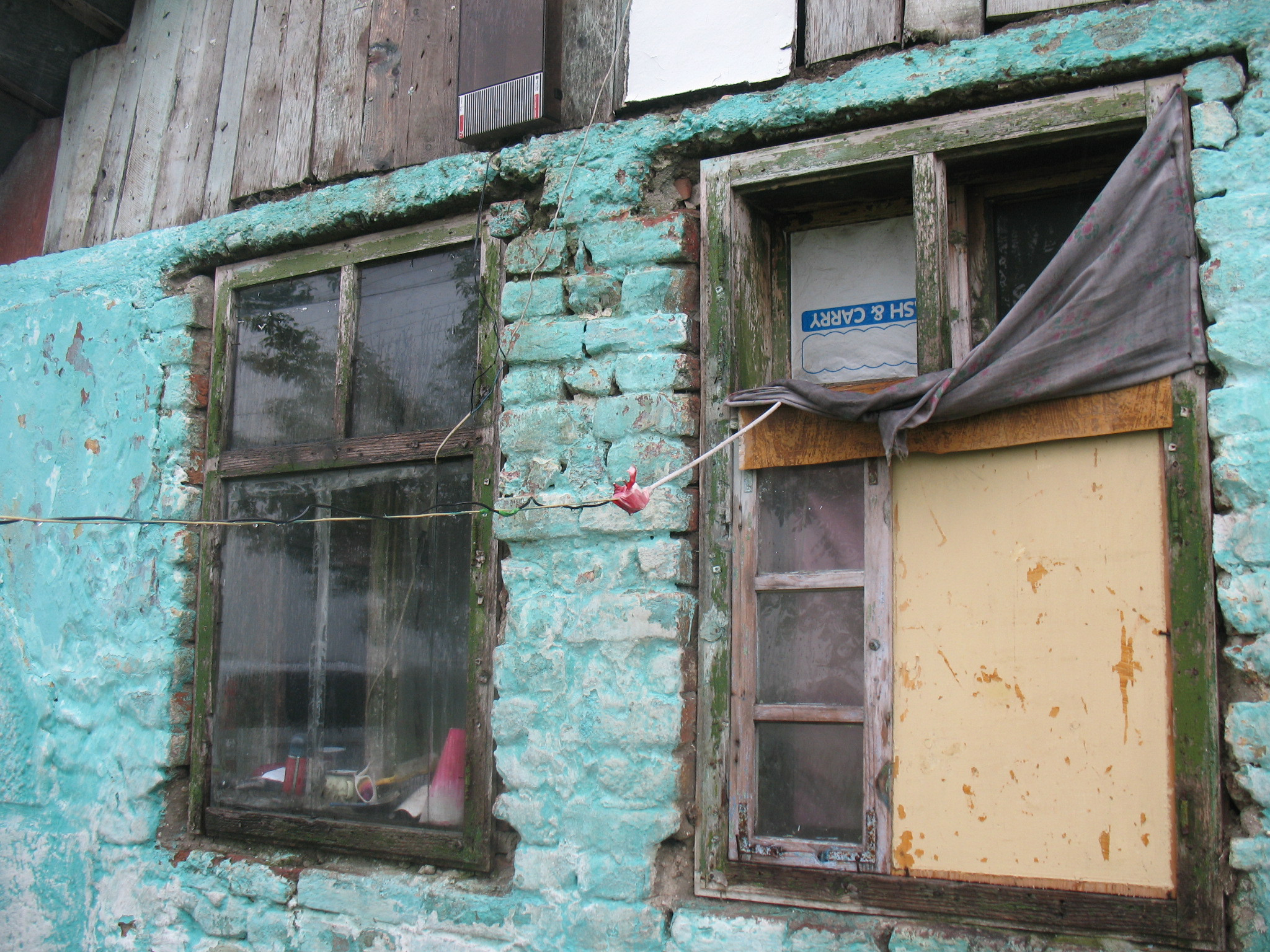 Bransati ilegal la reteaua de curent electric. Vezi imagini cu improvizatiile inedite puse la cale