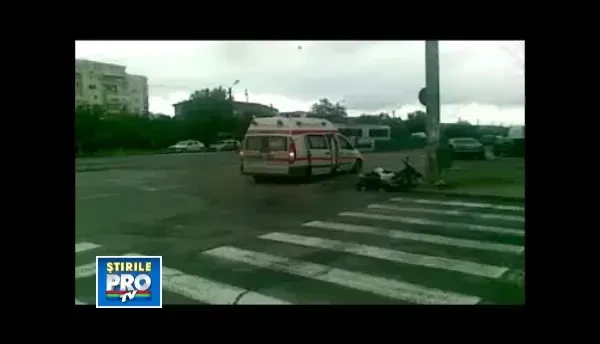 vezi aici imagini cu un accident intre un motociclist si un taximetrist