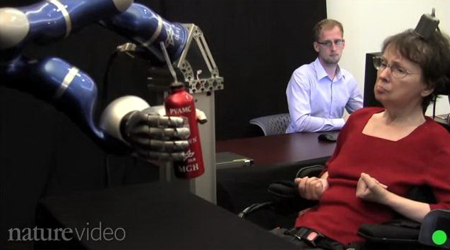 Experiment reusit. O femeie paralizata controleaza cu MINTEA un brat robotic. VIDEO