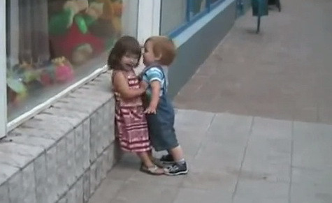 CEL MAI TARE CLIP: Cum incearca un baietel sa impresioneze o fetita si care este reactia ei! VIDEO