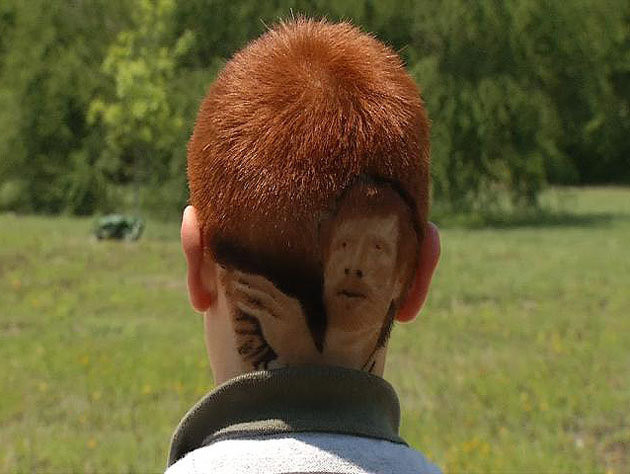 "Asta nu e Chuck Norris?". Imaginea imprimata in freza unui elev i-ar putea atrage exmatricularea