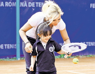 Fiica lui Adrian Cristea invata tenis de la Ruxandra Dragomir. Vezi imagini