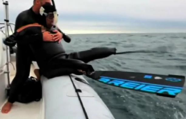 VIDEO. Un barbat fara maini si picioare a traversat inot Oceanul Pacific, uimind intreaga lume