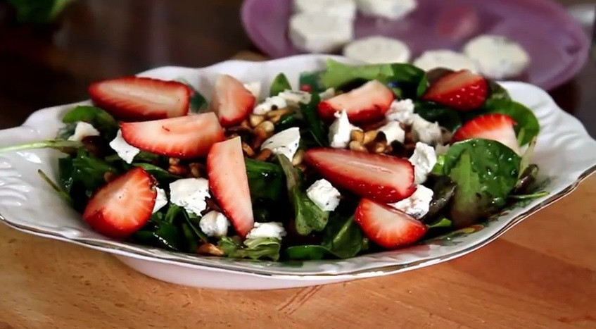 Cea mai BUNA mancare pentru weekend: salata cu branza de capra, trufe, seminte de pin si capsuni! VIDEO