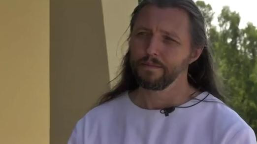 El este "Iisus din Siberia".Se declara vocea lui Dumnezeu si vorbeste de extraterestri si Apocalipsa