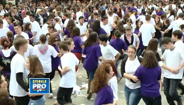 Aproape o mie de elevi au dansat la Parada Absolventilor de liceu pentru a intra in Cartea Recordurilor.