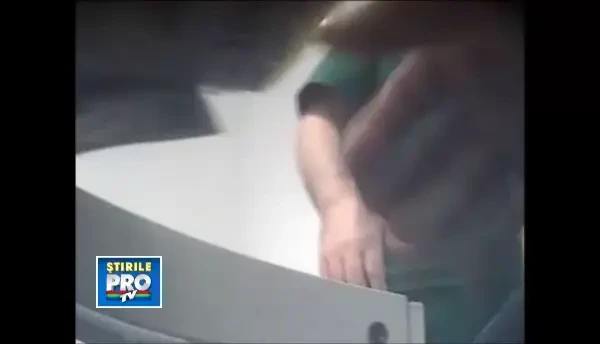 Doi medici din Arad, filmati in timp ce luau mita pentru o operatie de cezariana