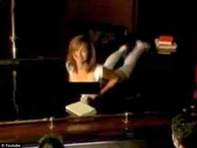 VIDEO. Vedeta unui serial pentru adolescenti, in ipostaze indecente la bara