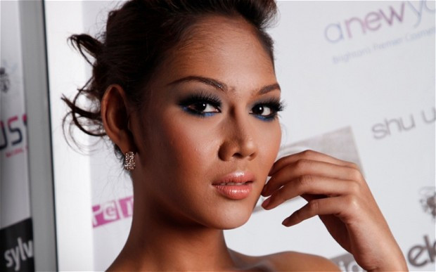 Secretul ochilor caprui. O tanara superba a revoltat peste 200 de femei. "Cum sa castige tocmai ea?"