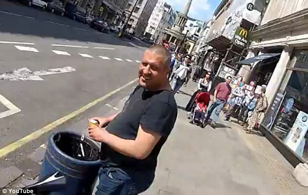 VIDEO.A filmat un om care cauta in gunoi.Continuarea a lasat cu gura cascata zeci de mii de persoane