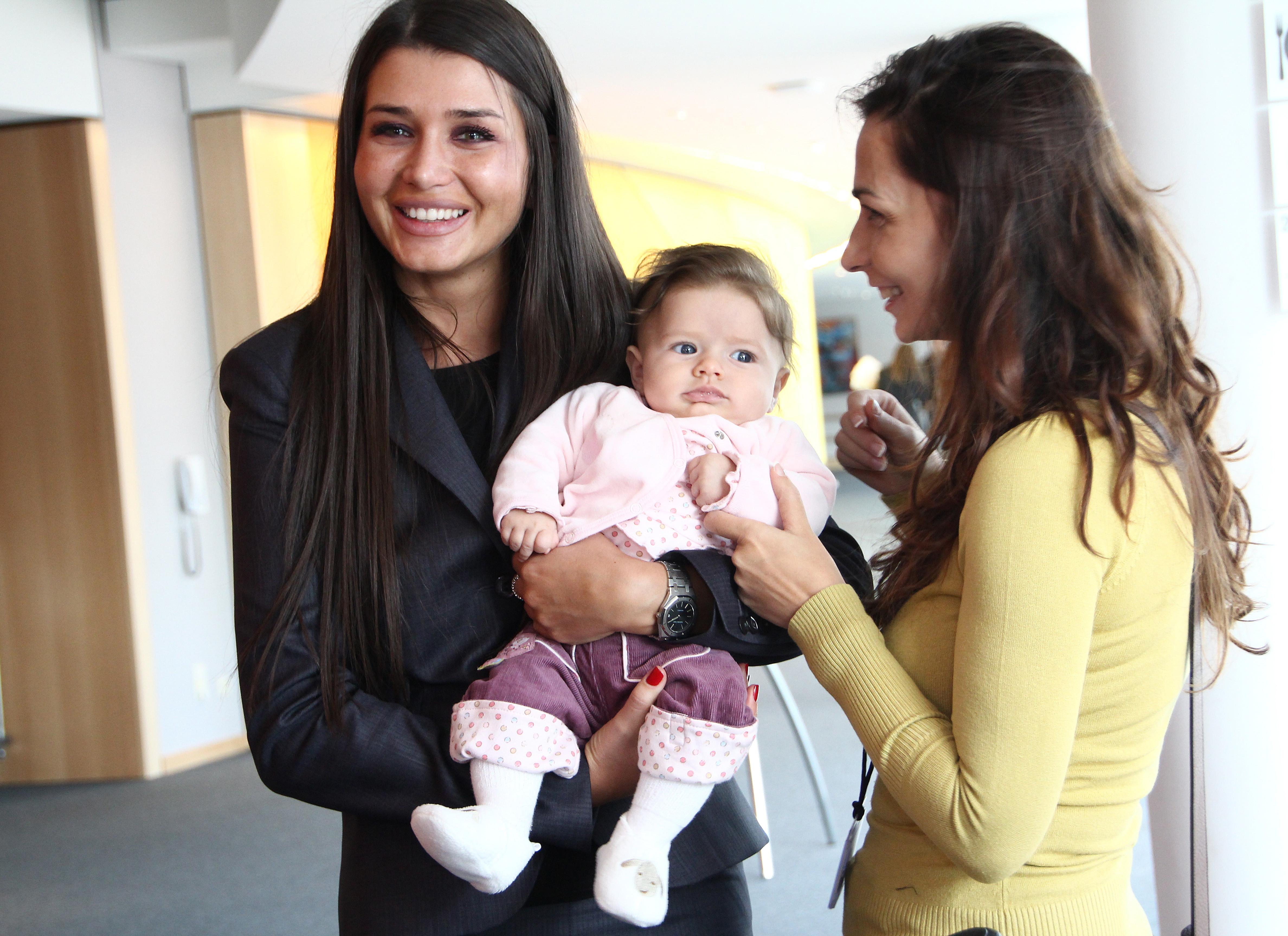 Bebelusii romanilor din Statele Unite l-au emotionat pe Basescu. "Tanjesc si eu dupa nepotei"