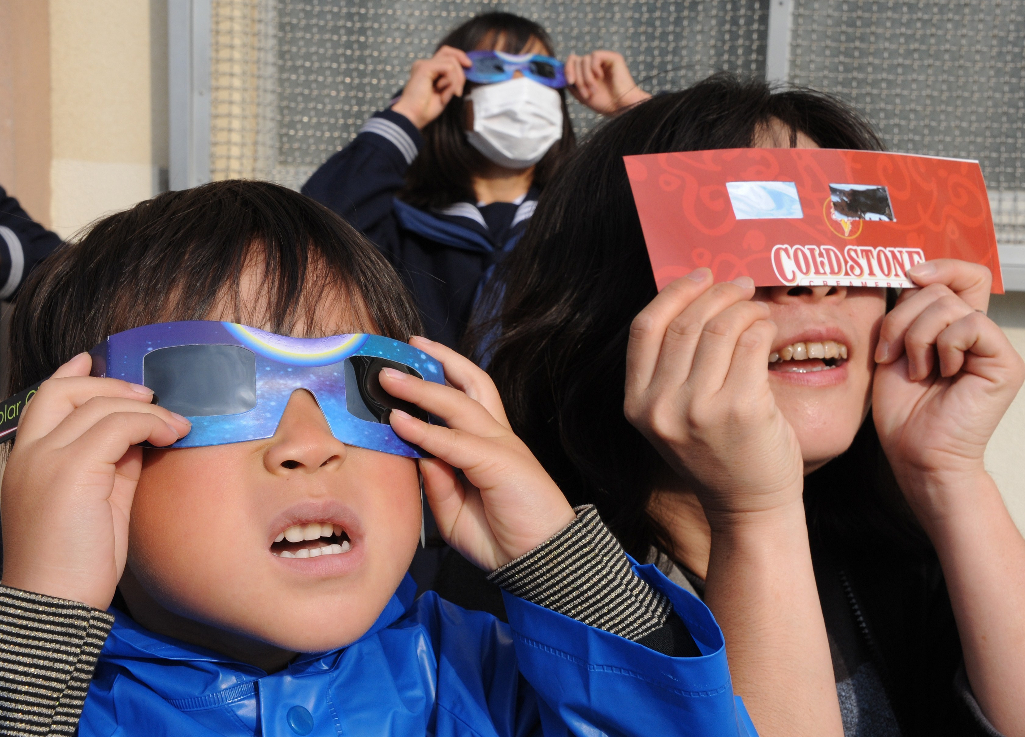 Imagini spectaculoase in Asia si Statele Unite: o eclipsa a scos mii de oameni pe strazi. Video