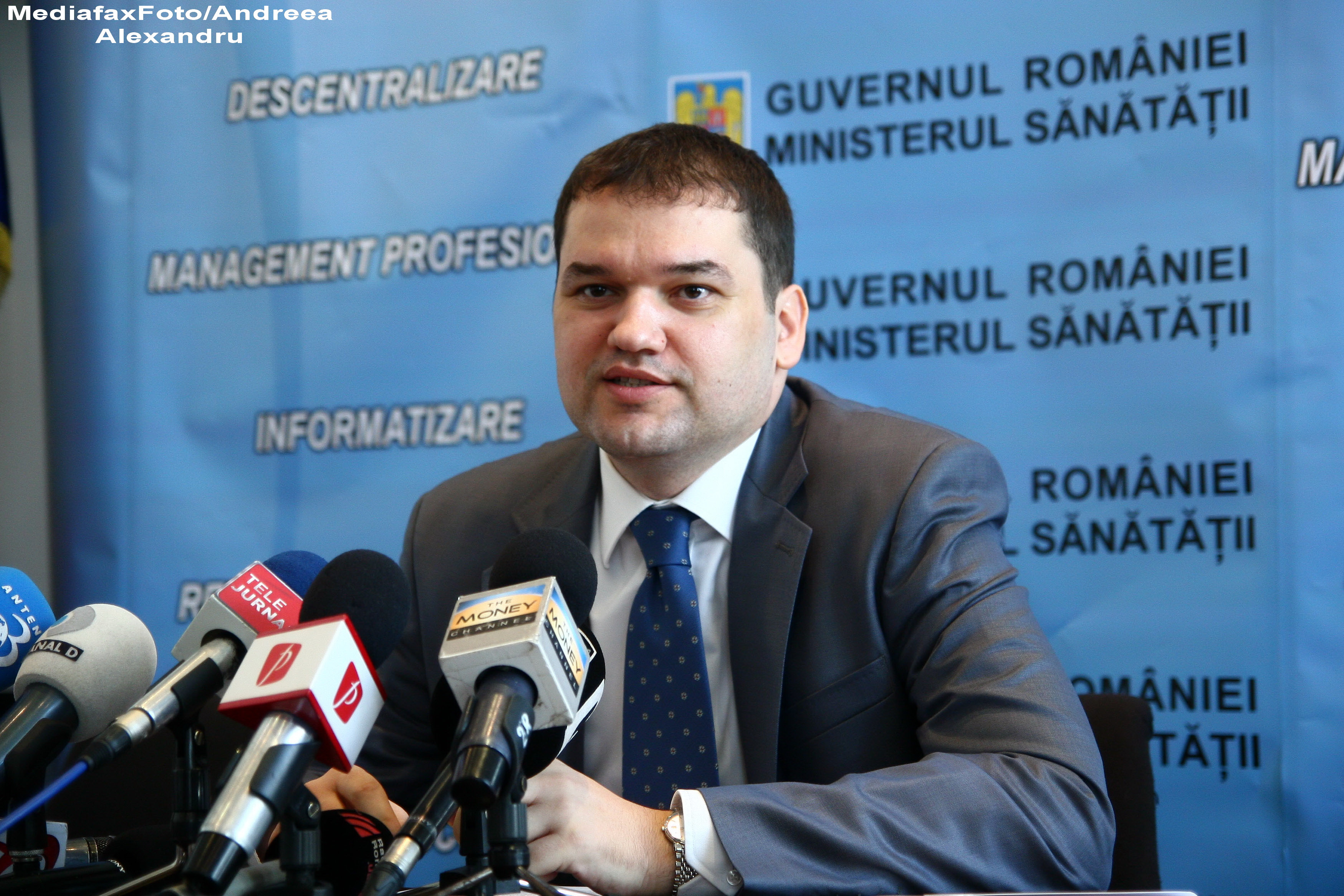 Cseke Attila, candidat la Primaria Oradea, a impartit cutii cu vitamina C, cu poza si numele sau