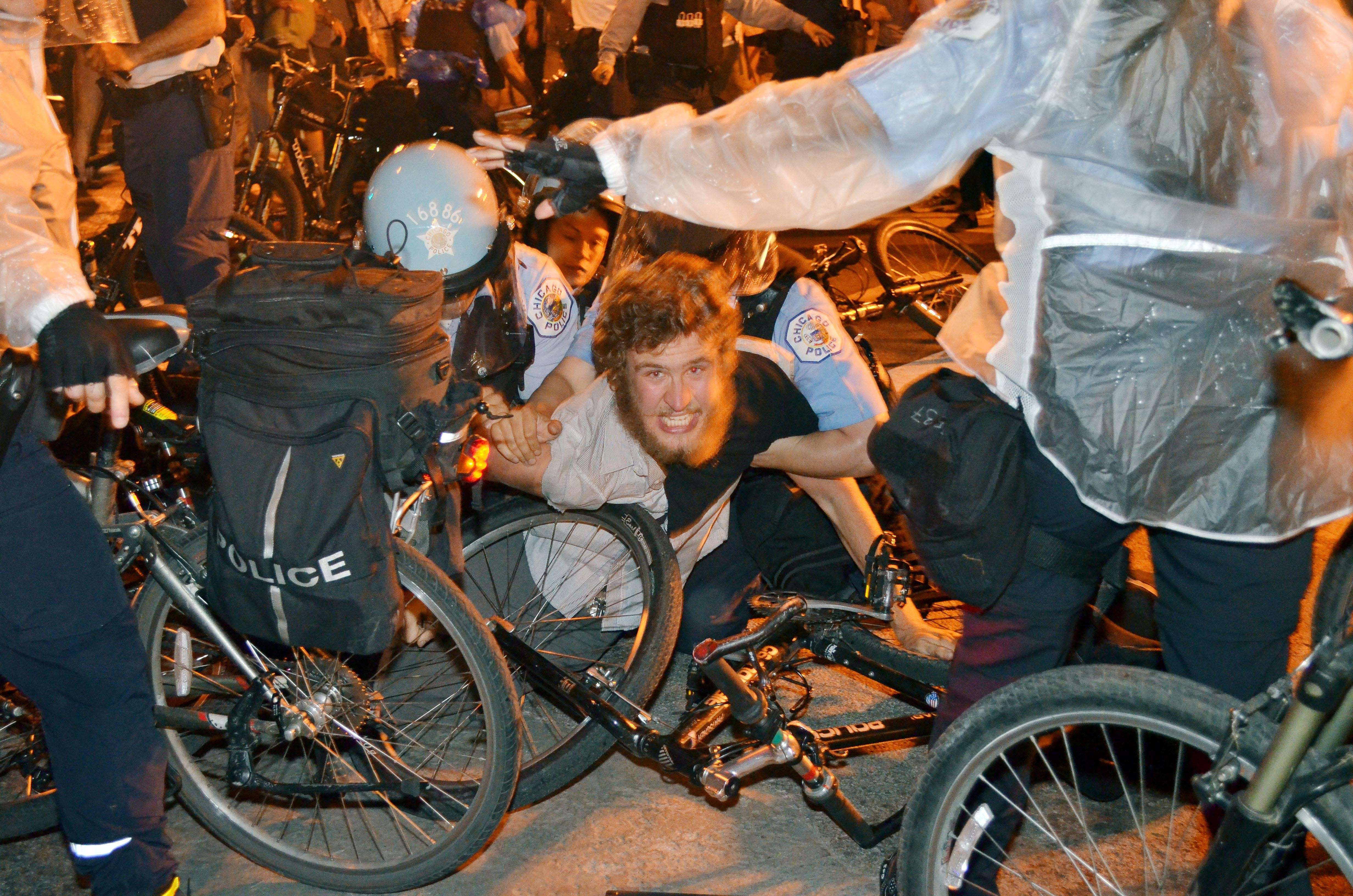 Violente pe strazile din Chicago in timpul summitului NATO. Un politist a fost injunghiat, 3 raniti