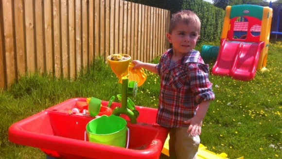 Copil diagnosticat pe Facebook cu o boala mortala. "Toti medicii la care am fost nu au stiut ce are"